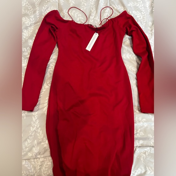 Alice + Olivia off shoulder fitted red dress size 6 NWT - Picture 6 of 10